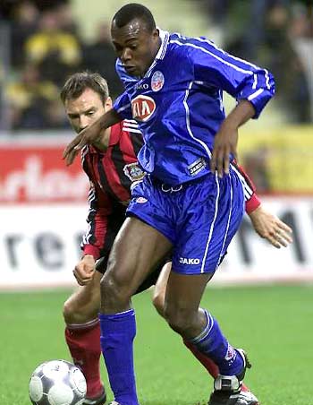 勇敢倒地仍 勇敢倒地仍